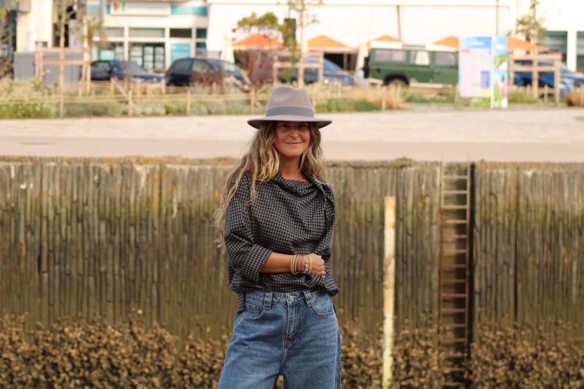 Les Demoiselles Store — silhouette en blouse à carreaux et jean à Pornic