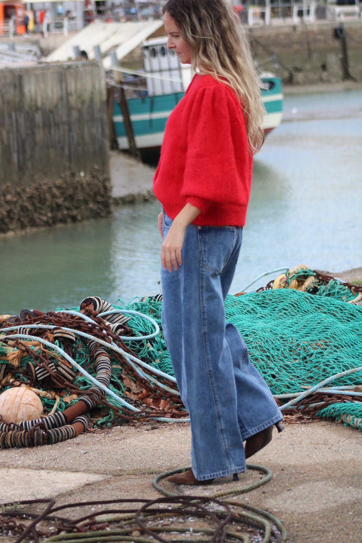 Silhouette en jean large et pull rouge — Les Demoiselles à Pornic