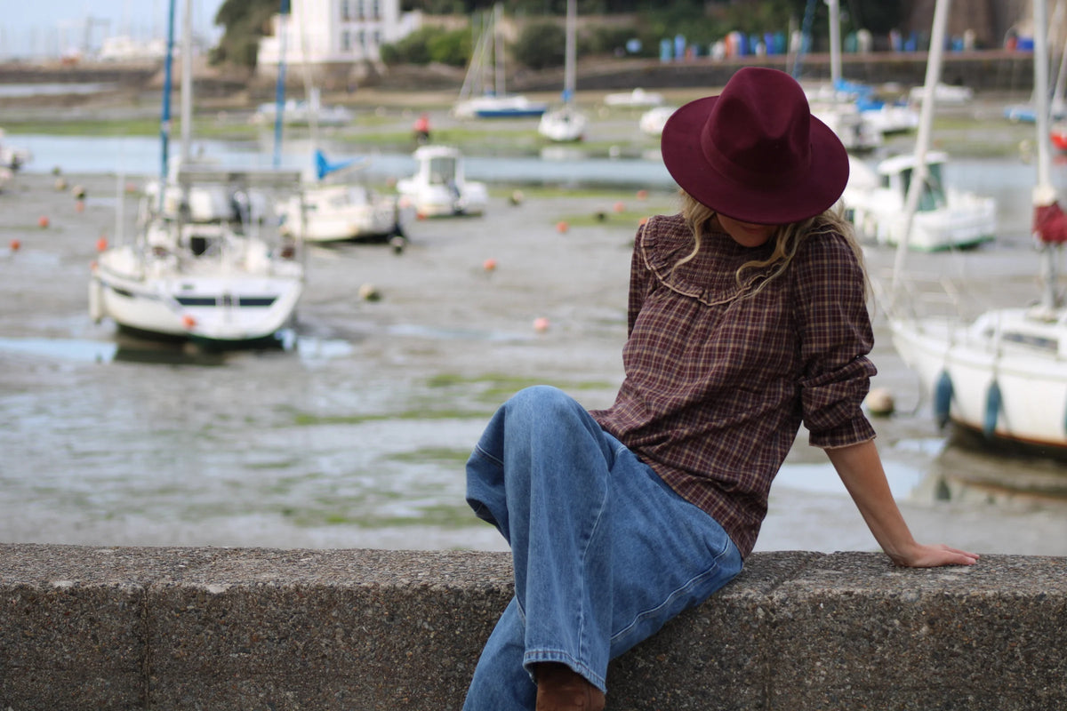 Blouse à carreaux et chapeau bordeaux sur le port de Pornic
